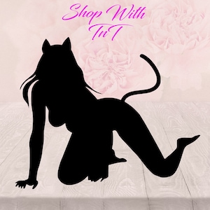 以下が含まれることがあります： 猫の耳と尻尾を持つ女性の黒いシルエットで、ひざまずくポーズをしています。背景は、柔らかなピンク色で、花柄です。