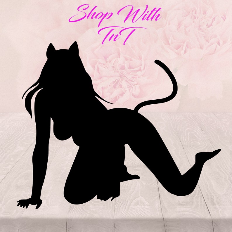 以下が含まれることがあります： 猫の耳と尻尾を持つ女性の黒いシルエットで、ひざまずくポーズをしています。背景は、柔らかなピンク色で、花柄です。
