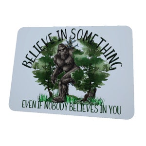 Bigfoot Sasquatch Yeti Believe In Something, Inspirational Spruch Mousepad