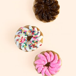 Scultura murale 3D CRULLER DONUT / arte murale 3D / arte murale in resina / ciambella / cibo finto / decorazione Dopamine / glassata / granella / cucina kitsch / kawaii