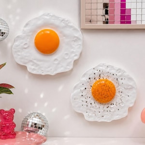 Fried egg 3d resin wall art / wall art/ realistic fake food / wall egg/ pop art/ sunny side up egg/ kitschy kitchen decor/ dopamine decor