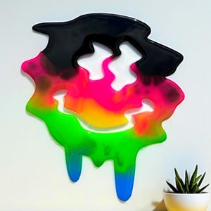 Escultura de parede 3D em resina com rosto sorridente derretido | Decoração neon kitsch | Arte pop kitsch/ Decoração com dopamina/ Tapeçaria/ Arte kawaii/ Fluorescente