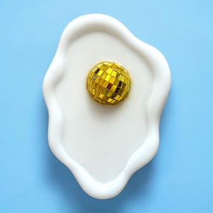 FRIED EGG Disco Ball 3D Resin Wall Art – Fried Egg with Gold Disco Ball Yolk | Kawaii Dopamine Decor | Kitsch Kitchen Sculpture | Food Decor