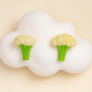 CAULIFLOWER Stud 3D Earrings – Resin and Polymer Clay Vegetable earrings, statement earrings, kitschy earrings, kawaii earrings, dopamine