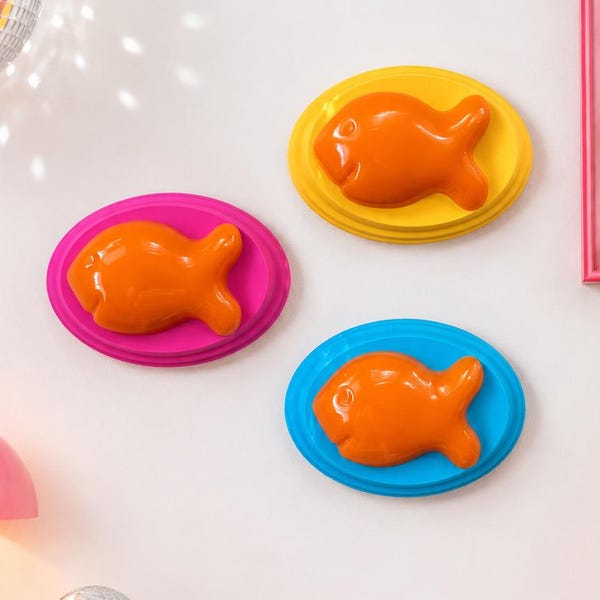 Escultura de pared 3D con forma de galleta de pez dorado nostálgica / Placa de resina con forma de pez, estilo retro kitsch / Decoración de pared de arte pop / Adorno de pared con forma de comida / Pez trofeo