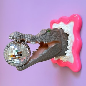Crocodile Disco Ball Wall Art – 3D Resin Sculpture, Kitsch Dopamine Decor, Alligator Pop Art, Unique Funky Home Decor, Party Animal Art