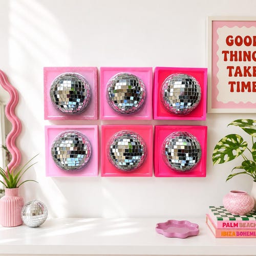 BALL DISCO 3D art mural en résine / boule à facettes / décoration dopamine / sculpture murale / boule disco argentée / décoration rose / art mural pop / décoration kitsch