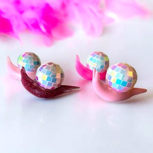 Minibeeldje slak iriserende discobal/handgemaakt harssculptuur/minislak/miniatuur/discobal/aangepaste kleur/kawaii/gummyworm