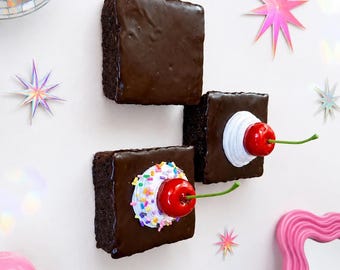 BROWNIE 3D Wall Art – Fake Dessert Decor – Brownie Resin Wall Sculpture – Kawaii Pop Art – Whipped Cream Cherry Brownie – Dopamine Decor