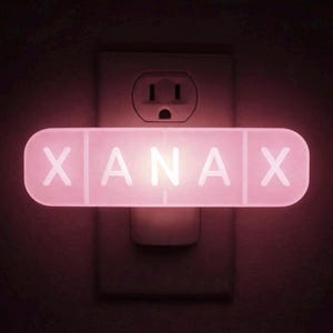 Giant XANAX PiLL Night Light – Kitschy Pop Art LED Nightlight/ Fake Pill Wall Light/ 3D Novelty Decor/ USB Night Lamp – Bathroom Light