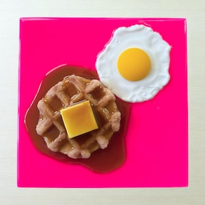 WAFFELN & EIER 3D Resin Wand Kunst / Wandskulptur / Realismus / lebensgroß / Dopamin Dekor / AHORN Sirup / pink Kunst / kitschige Küchenkunst