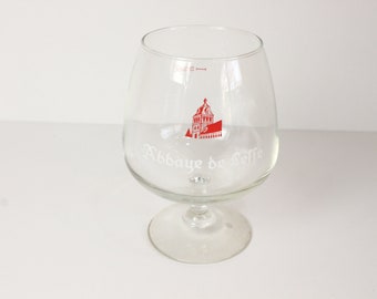 Un vaso de cerveza belga vintage de LEFFE.  Leffe es un monasterio trapense.