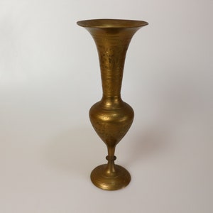 Very nice Brass . copperVase ,  Mid Century Modern 1960s. Flower vase. Engraved with flowers