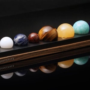 Conjunto artesanal de piedras preciosas del sistema solar, ¡incluye Plutón! - Bandeja de nogal