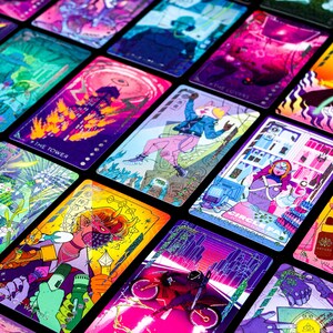 Puede incluir: Una colecci&oacute;n de cartas del tarot con ilustraciones vibrantes de color ne&oacute;n. Cada carta presenta obras de arte &uacute;nicas, incluyendo figuras, paisajes y dise&ntilde;os abstractos. Las cartas tienen t&iacute;tulos como "La Torre" y "El Carro."