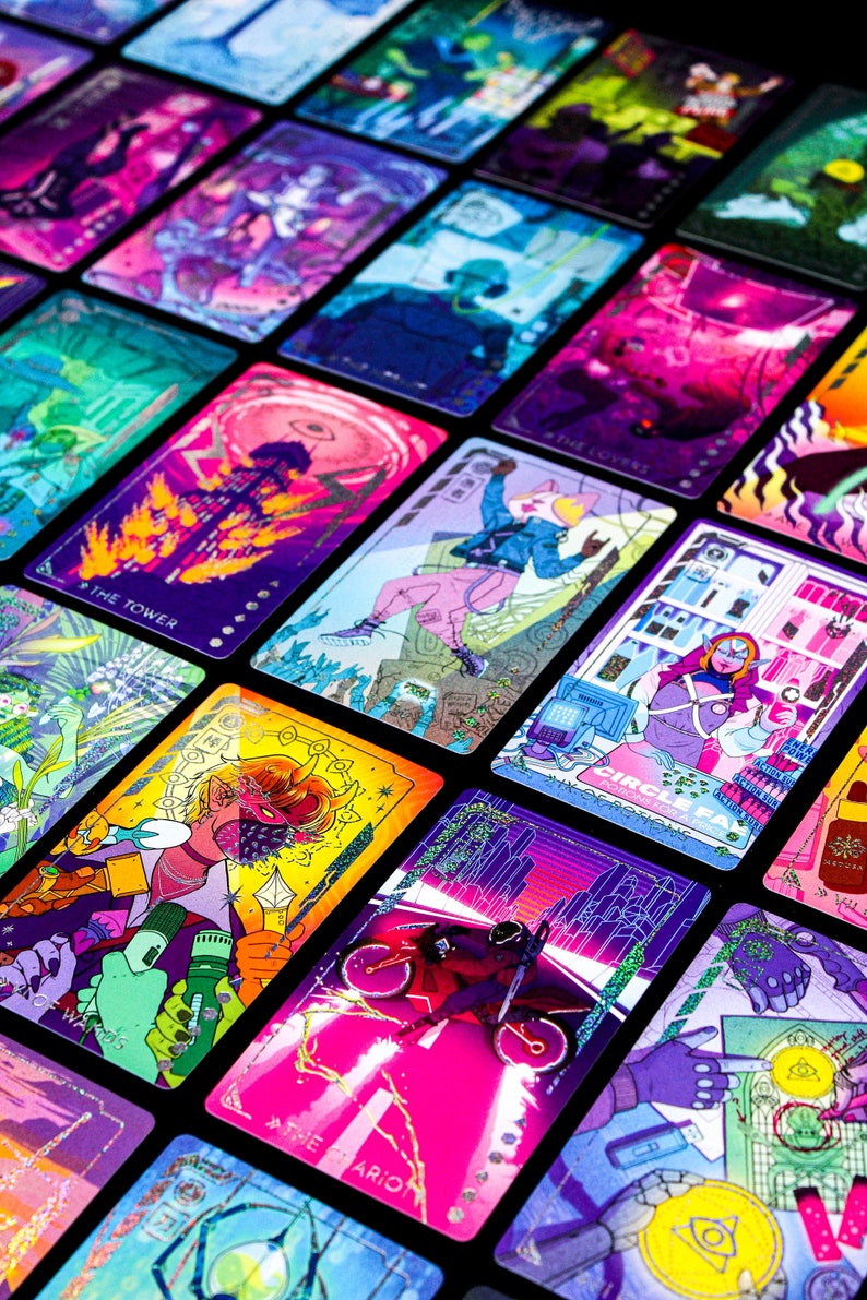Puede incluir: Una colecci&oacute;n de cartas del tarot con ilustraciones vibrantes de color ne&oacute;n. Cada carta presenta obras de arte &uacute;nicas, incluyendo figuras, paisajes y dise&ntilde;os abstractos. Las cartas tienen t&iacute;tulos como "La Torre" y "El Carro."