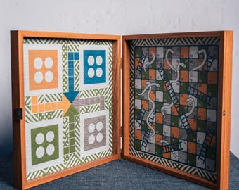 Juego de mesa 4 en 1 estilo retro: Ajedrez Manopoulos, Backgammon, Ludo y Serpientes y Escaleras