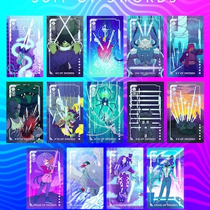 Puede incluir: Un juego de cartas del tarot con tem&aacute;tica de fantas&iacute;a cyberpunk. Las cartas presentan ilustraciones vibrantes de figuras y s&iacute;mbolos, con las palabras "SUIT OF SWORDS" en la parte superior. La obra de arte incluye el texto "ELDRITCH OVERFLOW // CYBERPUNK // FANTASY TAROT".