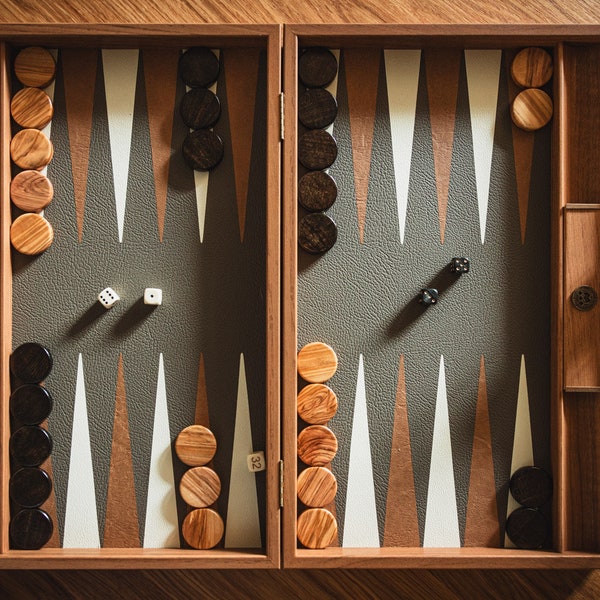 Klassisches Traditionelles Backgammon Set - Handgefertigtes Graues Kunstleder & Holz - Klappbrett