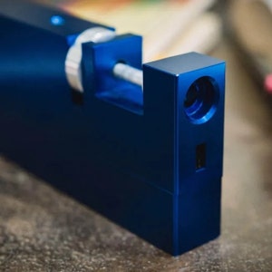 Könnte beinhalten: Ein blaues Schloss aus Metall mit einem Schlüsselloch und einem sichtbaren Innenmechanismus. Das Schloss ist aus massivem Metall gefertigt und hat eine glatte, polierte Oberfläche.