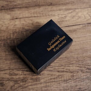 Puede incluir: Caja negra con letras doradas que dicen "Galalith Backgammon Dimes Exclusive".