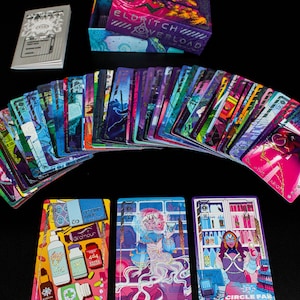 Puede incluir: Una baraja de cartas de tarot Eldritch Overload con dise&ntilde;os coloridos e ilustrados. Las cartas est&aacute;n abanicadas, con tres cartas en primer plano que muestran el texto "VII OF POTIONS", "QUEEN OF POTIONS" y "CIRCLE FAR". Tambi&eacute;n se ven una caja y un folleto.