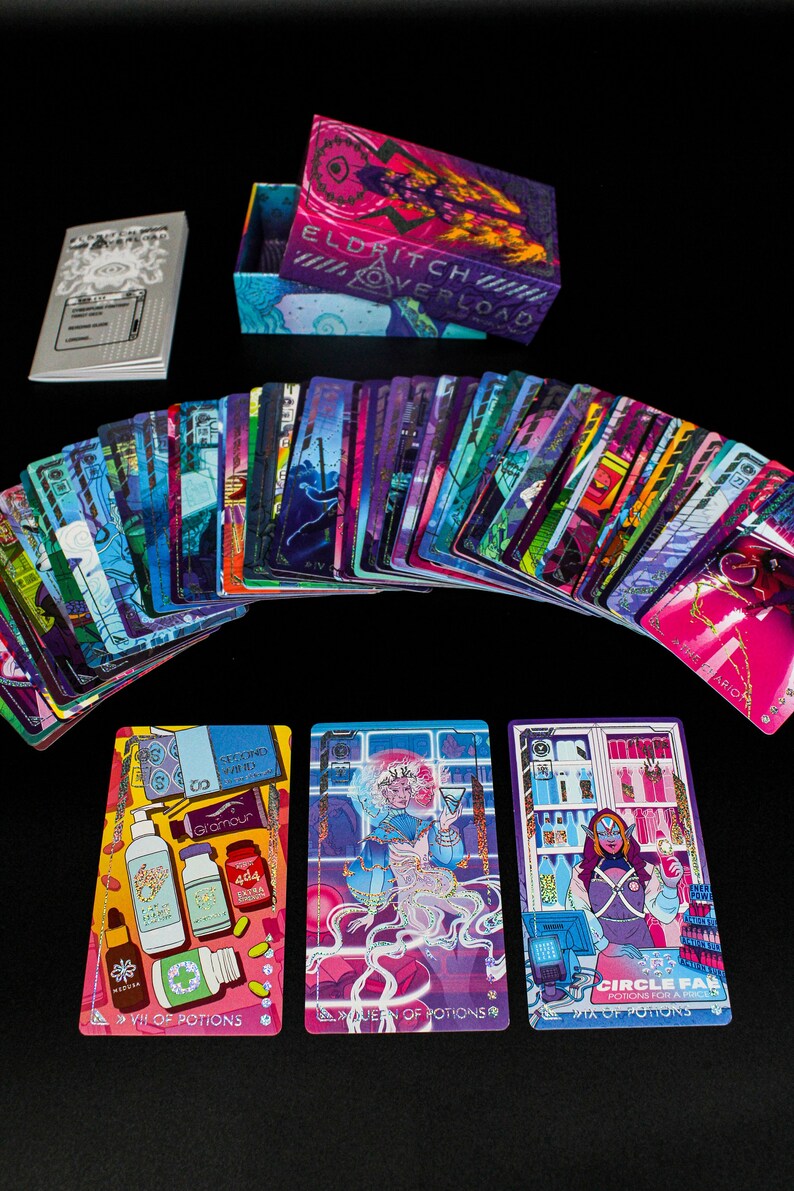Puede incluir: Una baraja de cartas de tarot Eldritch Overload con dise&ntilde;os coloridos e ilustrados. Las cartas est&aacute;n abanicadas, con tres cartas en primer plano que muestran el texto "VII OF POTIONS", "QUEEN OF POTIONS" y "CIRCLE FAR". Tambi&eacute;n se ven una caja y un folleto.