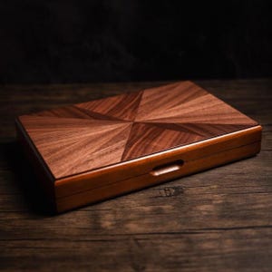 Italfama kompakt backgammonfodral i valnötsfaner, 28 x 18 cm stängt