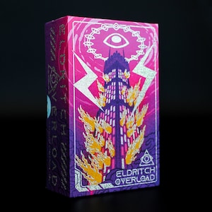 Puede incluir: Una caja rectangular con un dise&ntilde;o vibrante en tonos morados y rosas. La caja presenta las palabras "ELDRITCH OVERLOAD" y un gr&aacute;fico de un edificio alto en llamas. Tambi&eacute;n hay rayos plateados y un s&iacute;mbolo de ojo.