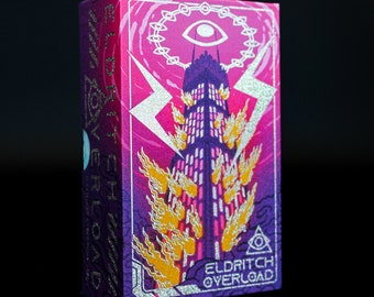 以下が含まれることがあります： 紫とピンクの色使いが鮮やかな長方形の箱。箱には「ELDRITCH OVERLOAD」の文字と、炎に包まれた高い建物のグラフィックが描かれています。銀色の稲妻と目のシンボルも表示されています。