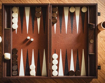 Juego de backgammon Manopoulos tradicional clásico - Hecho a mano en cuero sintético marrón y madera - Tablero plegable con soportes laterales, 48 x 30 cm cerrado