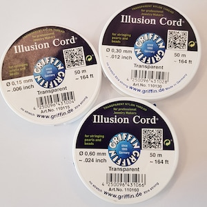 Könnte beinhalten: Drei Spulen transparenten Nylonfadens für die Schmuckherstellung, beschriftet mit "Illusion Cord" mit dem Griffin-Logo und Produktdetails. Die Spulen sind mit unterschiedlichen Fadendicken beschriftet: 0,006 Zoll, 0,012 Zoll und 0,024 Zoll.