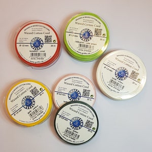 Peut inclure: Cinq bobines de cordon de coton ciré de différentes couleurs : corail, vert jade, blanc, jaune et vert. Chaque bobine est étiquetée avec le nom de la couleur, le diamètre du cordon et la longueur du cordon. Les bobines sont toutes de la marque Griffin.