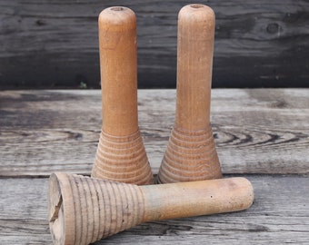 3 rocchetti di filo antichi realizzati in legno intrecciato