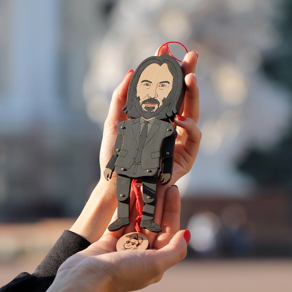 Personalisierte Weihnachtsverzierung - individuelle Holzpuppe John Wick, Weihnachtsgeschenkideen, Weihnachtskugeln, Keanu Reeves Figur, Wackelkopf