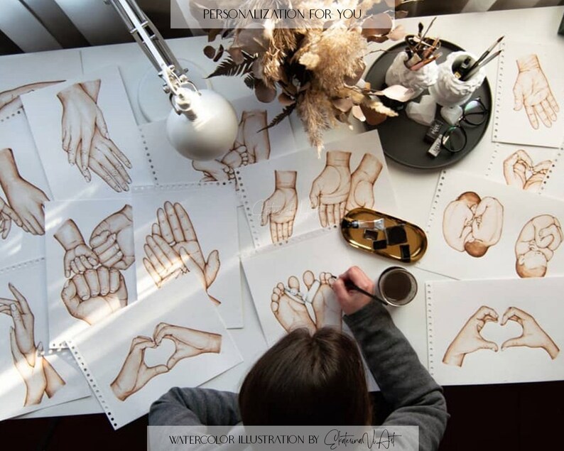 Puede incluir: Una colecci&oacute;n de ilustraciones de acuarela de manos y pies, incluyendo una forma de coraz&oacute;n, una mano de beb&eacute; y un pie de beb&eacute;. Las ilustraciones est&aacute;n sobre papel blanco y est&aacute;n siendo creadas por un artista. El texto "PERSONALIZACI&Oacute;N PARA TI" y "ILUSTRACI&Oacute;N DE ACUARELA POR " son visibles en la imagen.