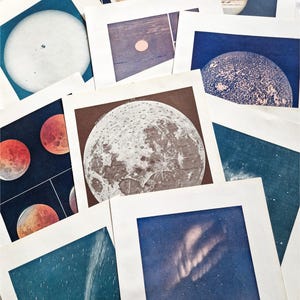 以下が含まれることがあります： 月、惑星、星々の画像が描かれたヴィンテージな天文学の版画のコレクションです。版画は白黒で、ヴィンテージな美しさがあります。版画のテキストには「D'autres planches Astronomie disponibles」と書いてあります。