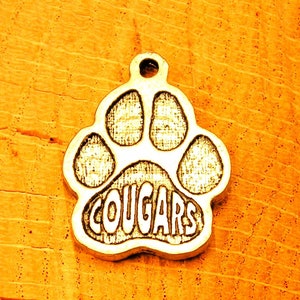 Dije de mascota del equipo Cougars con huella de pata