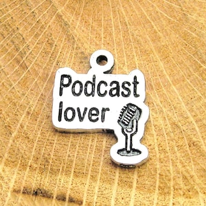 Peut inclure: Breloque en argent avec les mots "Podcast lover" et un graphique de microphone.