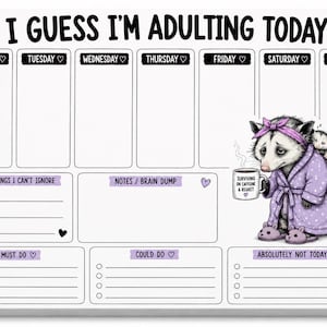 Peut inclure: Un bloc-notes hebdomadaire avec le texte I GUESS I'M ADULTING TODAY. Il comprend des colonnes du lundi au dimanche, des sections pour les priorités, notes, tâches à faire et à éviter, ainsi qu'un dessin d'opossum portant une robe.