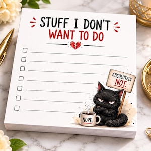 Könnte beinhalten: Ein weißer quadratischer Notizblock mit dem Text STUFF I DON'T WANT TO DO in Schwarz und Rot sowie einem Herzsymbol. Er enthält acht linierte Zeilen mit Kästchen und die Illustration einer mürrischen schwarzen Katze mit einem Schild ABSOLUTELY NOT.