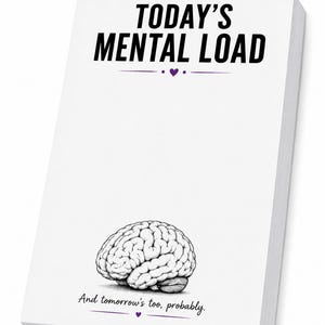 Può includere: Un blocco note bianco con il testo nero TODAY'S MENTAL LOAD in alto, seguito da una piccola icona a forma di cuore viola. Sotto c'è un'illustrazione dettagliata in bianco e nero di un cervello umano, con il testo And tomorrow's too, probably.
