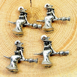 Sorcière taille plus sur balai avec des breloques à poils longs lot de 4 pièces