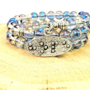 L'espoir en braille sur un bracelet en perles sirène aurore boréale