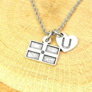 Drapeau dominicain avec le collier initial de corde en acier inoxydable de coeur personnalisé