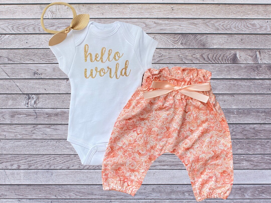Hello World Newborn Take Home Outfit Baby Mädchen - Body + Coral Rosen ...