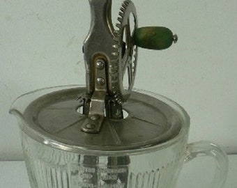 Tasse à mesurer avec batteur intégré