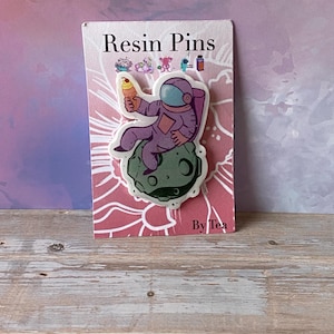 Astronaut Pin – Handmade Space Explorer Accessory – Kawaii Purple Astronaut Enamel Style Pin – Outer Space Gift, cute gift