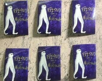 Puede incluir: Doce pegatinas moradas y blancas con una figura blanca caminando sobre un fondo morado. El texto en las pegatinas dice "Fresno, Home of the Nightcrawler".