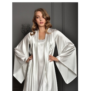 Ivory bridal peignoir set Short kimono bridal robe and nightgown Bridal shower gift for daughter Satin bride robe